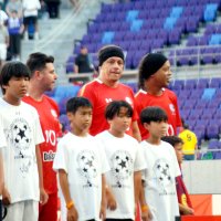 試合会場でエスコートキッズと並ぶフランサさん（中央）