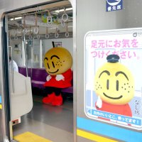 車体や車内などに、沿線自治体の魅力をＰＲする広告が掲げられた