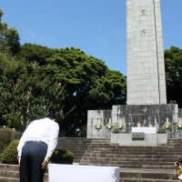 現在地で最後となった追悼式で、忠霊塔に拝礼する熊谷知事
