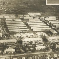 上空から見た騎兵第１５連隊の兵舎など。騎兵第１６連隊の兵舎も写る＝習志野市教委提供
