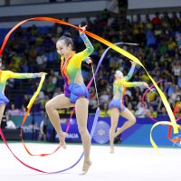 新体操の世界選手権の団体総合でリボンの演技をする日本代表。（共同）