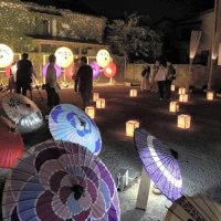 和傘とコラボした展示コーナーも＝２３日夜、香取市
