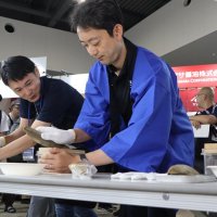 かつお節削りを体験する熊谷知事＝２７日、大阪市此花区