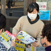 小倉美咲さんの情報提供を呼び掛ける母のとも子さん＝２０年１０月、成田市の成田山参道