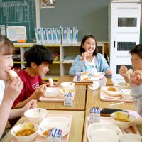 給食に梨、甘さに舌鼓　市原市内小学校　ＪＡが初の寄付　デザートで旬味わう