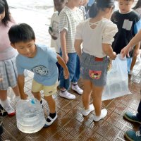 水の重さを体験する児童
