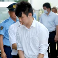 佐倉署に入る山本容疑者＝１０日午前８時５５分ごろ