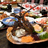 飲食店や宿泊施設で伊勢エビを使った豪華な食事が楽しめる＝１１日、御宿町