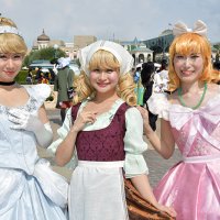 さまざまな時期のシンデレラになりきる来園者ら＝１６日、東京ディズニーランド