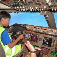 児童がシミュレーター体験　特別に航空機操縦を訓練　成田空港