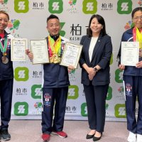 宮本さん（柏市のジム所属）国際大会Ｖ　パワーリフティングでアジア新　銅メダル選手らと市長に報告