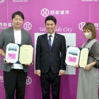 「駅チカ、街チカ、心チカ」　「知らないようじゃ無理か」　地域の魅力幕掲げ発信　四街道市、考案の２人表彰