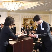 採用内定書を受け取る京葉銀行の内定者＝１日、千葉市中央区