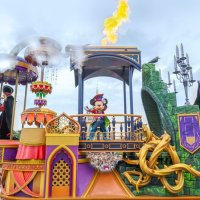 ハロウィーンの目玉のパレード。悪役のヴィランズが主役となり、ミッキーマウスらをパーティーに招待。炎やスモークが噴き上がり、ショーは最高潮＝東京ディズニーランド