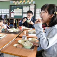 千葉市のニンジン、新米使用　「市民の日」給食登場　市長訪問、児童と交流も
