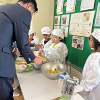 おもちゃを使って給食当番にも挑戦