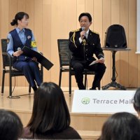 トークイベントで詐欺防止を啓発する城島さん