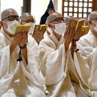 大荒行入行会に臨む、読経する僧たち＝１日、市川市の中山法華経寺