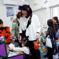 仮装姿で商店巡る　ハロウィーンで子どもたち　御宿