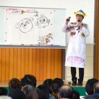 さかなクンがやって来た！　市原・八幡公民館　閉館前の思い出に－　豊かな海守る行動呼びかけ