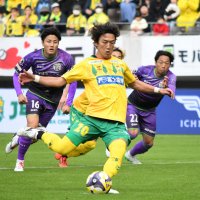 千葉―藤枝　前半１５分、ＰＫを決める千葉・石川（中央）。この後は得点が生まれなかった＝９日、フクアリ