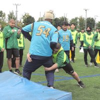 【写真多数】アメフトの醍醐味伝える　習志野高でオービックが体験会　タックル、パスキャッチなど