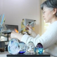 「ふふ工房」で制作されている遺骨オブジェとペンダント＝２１日、千葉市若葉区

