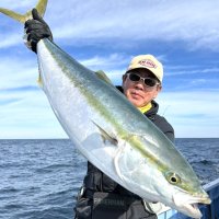 鹿島沖で釣り上げたブリ（写真は「幸栄丸」提供）
