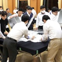 開票作業が始まった酒々井町長選挙＝３０日午後９時ごろ、酒々井町中央公民館