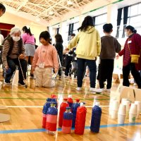 児童が手作りしたゲームで遊ぶ参加者＝香取市立小見川中央小学校