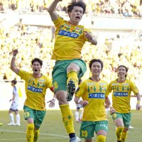 後半、決勝ゴールを決め、大喜びの千葉・河野（手前）(共同)
