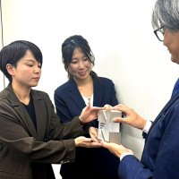 ＬＩＮＥの担当者（右）からトロフィーを授与される千葉日報の編集担当者＝千葉市中央区の千葉日報社