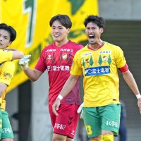 大宮に逆転勝ちし決勝進出を決め、喜ぶ千葉のＧＫ若原（中央）ら＝７日、フクアリ