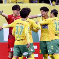 徳島に競り勝ちＪ１昇格を決め、喜ぶ千葉・ＧＫ若原（左端）ら＝フクアリ（共同）
