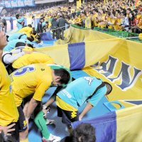 クラブ初の下部リーグ降格が決まり、落ち込むジェフ千葉の選手ら
