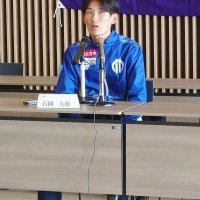 記者会見に応じる石岡主将
