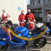 サンタ、バイクで来た！　酒々井　施設にプレゼント運ぶ