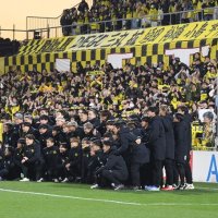 リーグ最終戦を終え、サポーターと写真に納まる柏レイソルの選手たち＝６日、三協Ｆ柏
