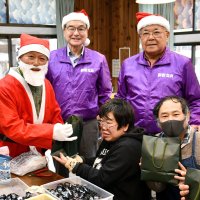 障害者へプレゼント！　サンタ姿で施設訪問　香取