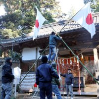 迎春準備で飾り付け　日吉神社、地域住民が汗　東金　【師走スケッチ２０２５】