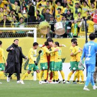 ジェフ千葉―徳島　１―０で勝利してＪ１復帰を決め、喜ぶ千葉イレブン＝１３日、千葉市のフクダ電子アリーナ