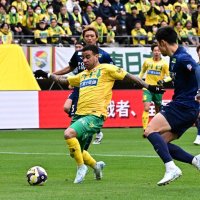 ジェフ千葉―徳島　前半、千葉・カルリーニョスジュニオがシュートを狙う＝１３日、千葉市のフクダ電子アリーナ