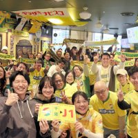 念願のＪ１復帰が決まり、喜びを分かち合うジェフ千葉サポーターたち＝１３日夕、千葉市中央区の「ＨＵＢ　ＪＥＦ　ＵＮＩＴＥＤ　ＰＵＢ　ペリエ千葉エキナカ店」