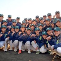 選抜高校野球大会出場を決めてガッツポーズする専大松戸ナイン＝３０日、松戸市の専大松戸高野球場