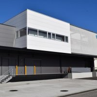 タムスグループが設置した院内集中調理施設「タムスデリ船橋」。２階建てで１階が調理場、２階が事務所など
