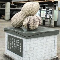 ＪＲ八街駅前に立つ白鳥省吾の詩碑＝八街市
