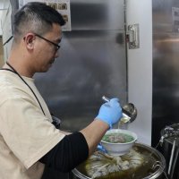 フォーを作るホアンさん
