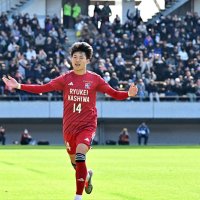 前半、先制ゴールを決め駆け出す流通経大柏・古川