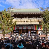 青空の下に立つ成田山新勝寺の大本堂に向かう初詣客＝１日午前、成田市