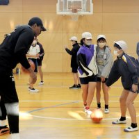 選手からドリブルの指導を受ける生徒＝大網白里市